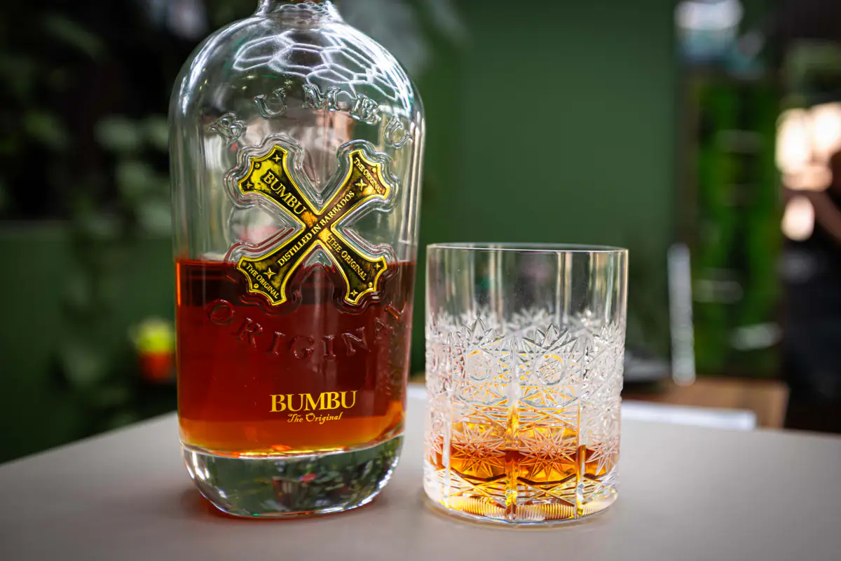 Rum a křišťálová sklenice ve studiu Utopia Studio