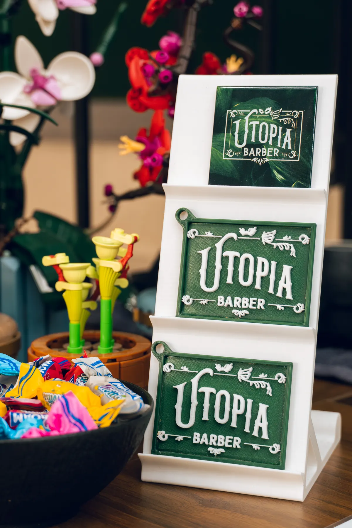 Utopia Barber — brandové cedule ve studiu